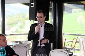 Lansarea volumului de poezii „Iubește!", tipărit la Editura Teba, semnat de Brîndușa Sorina Bialy