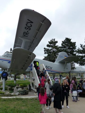 O zi de neuitat pentru sute de elevi din județ, printre planoare și avioane militare