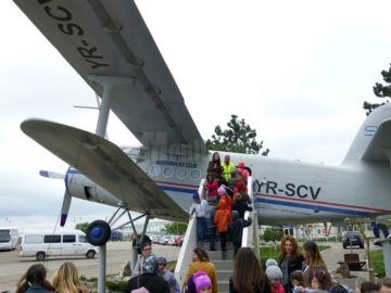 O zi de neuitat pentru sute de elevi din județ, printre planoare și avioane militare
