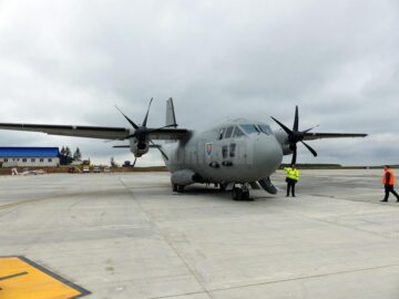 O zi de neuitat pentru sute de elevi din județ, printre planoare și avioane militare