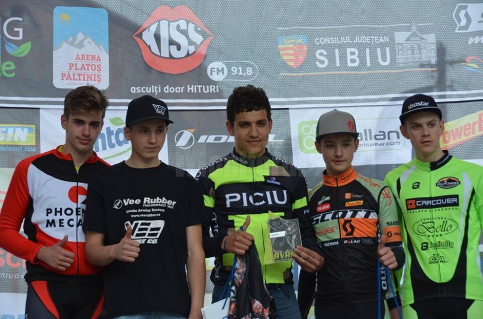 Gheorghe Brumă (al doilea din stânga) a câștigat argintul la categoria 14-18 ani