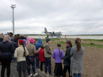 O zi de neuitat pentru sute de elevi din județ, printre planoare și avioane militare