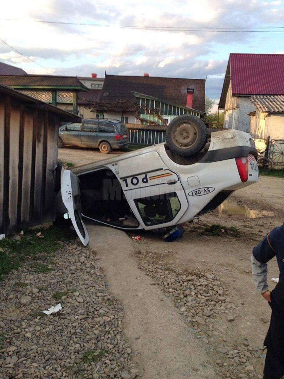 La trecerea de pe carosabil din beton pe carosabil cu pietriș, autospeciala poliției a intrat în derapaj, a pătruns în șanțul din stânga și s-a răsturnat pe cupolă