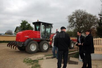 Primarul Anton Curic (în dreapta), alături de constructori în timpul vizitei în teren de ieri