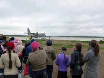 O zi de neuitat pentru sute de elevi din județ, printre planoare și avioane militare