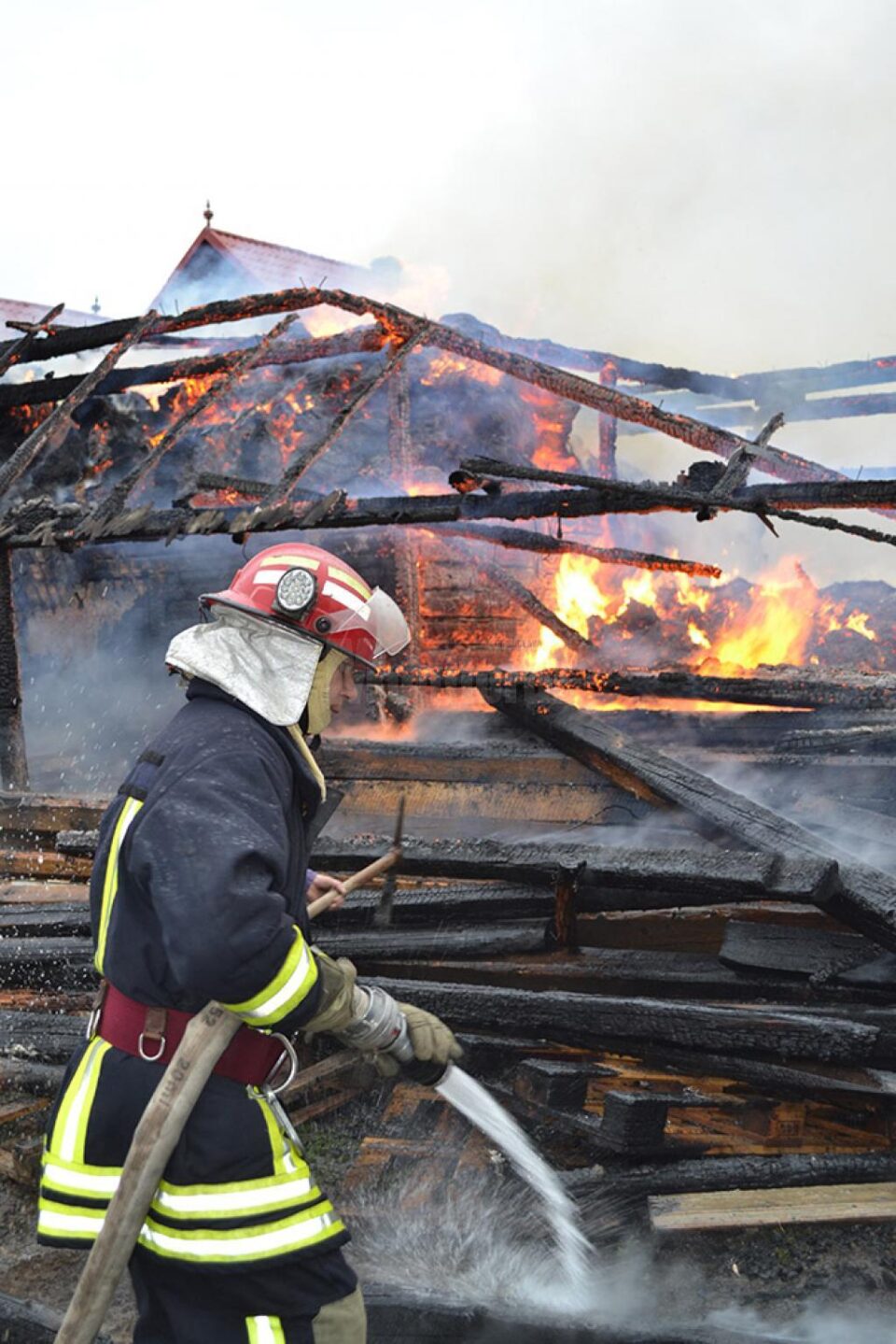 Un incendiu izbucnit de la un redresor auto a produs pagube în patru gospodării din Arbore