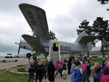 O zi de neuitat pentru sute de elevi din județ, printre planoare și avioane militare