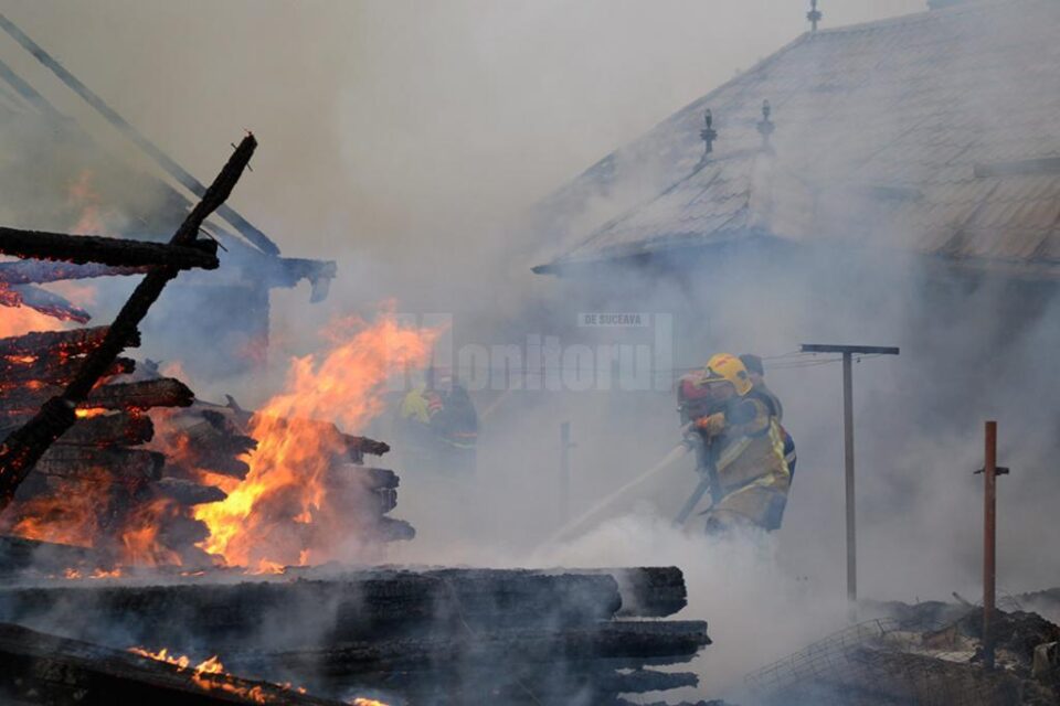 Un incendiu izbucnit de la un redresor auto a produs pagube în patru gospodării din Arbore