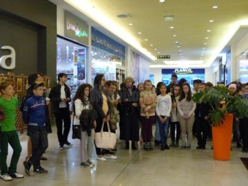 Icoane executate de elevi ai Cercului de pictură „Bizantin Art” Suceava, expuse la Iulius Mall