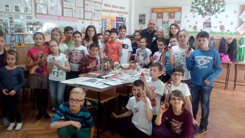 Meșterul popular Aurelia Toma, din Vatra Moldoviței, le-a explicat elevilor arta încondeierii ouălor
