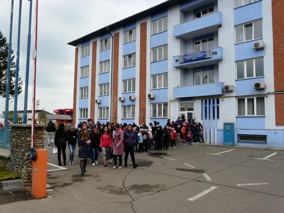 Peste o mie de elevi i-au vizitat pe jandarmi de Ziua Porților Deschise
