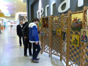 Icoane executate de elevi ai Cercului de pictură „Bizantin Art” Suceava, expuse la Iulius Mall