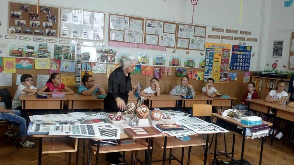Meșterul popular Aurelia Toma, din Vatra Moldoviței, le-a explicat elevilor arta încondeierii ouălor