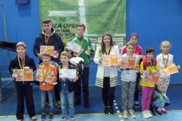 O parte din medaliații din acest an de la trofeul Open Cuza
