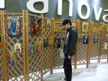 Icoane executate de elevi ai Cercului de pictură „Bizantin Art” Suceava, expuse la Iulius Mall