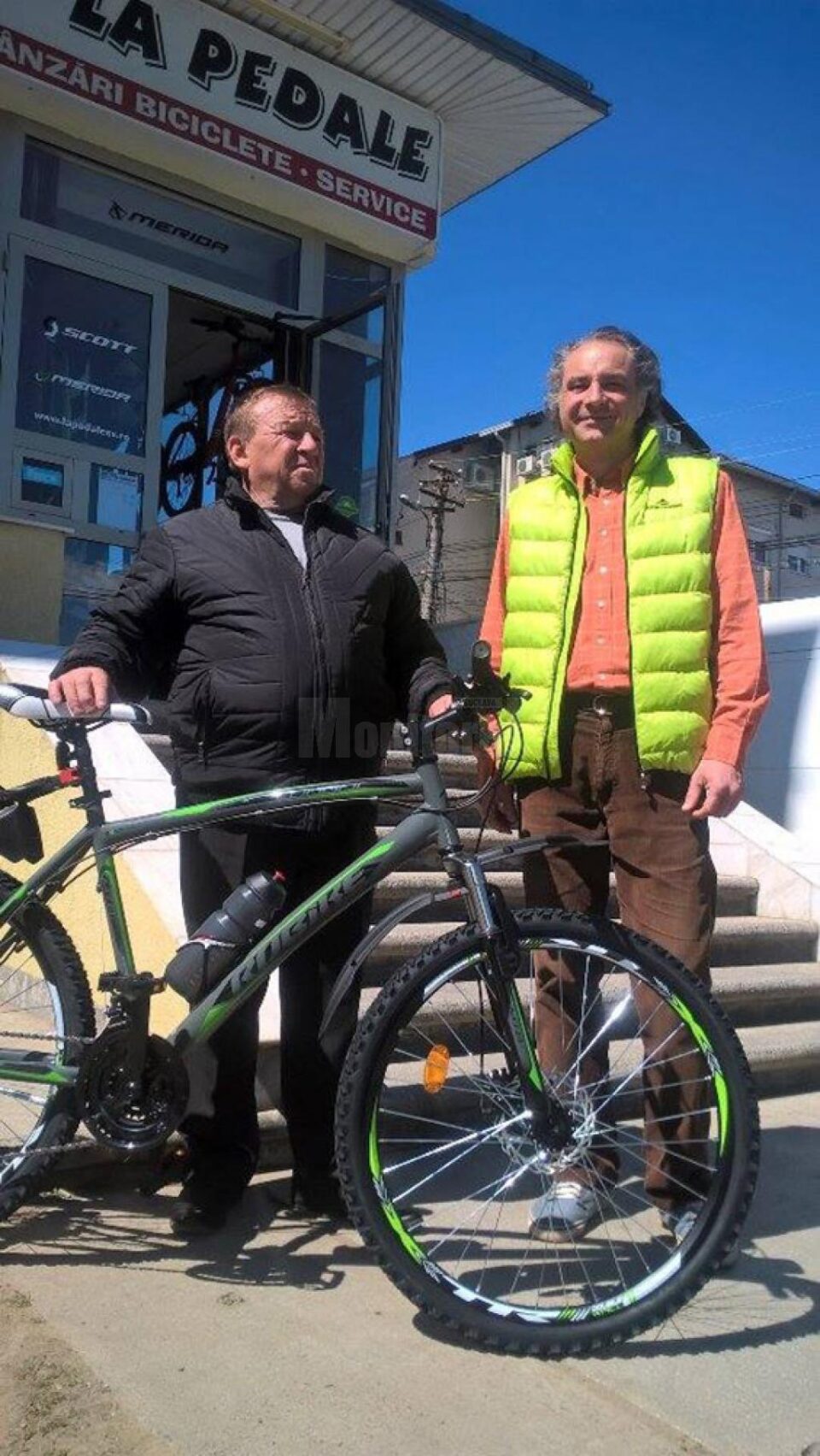 Vasile Dumbravă (stânga) a primit premiul cel mare din partea administratorului magazinului "La Pedale", Tiberiu Serdenciuc Vasile Dumbravă (stânga) a primit premiul cel mare din partea administratorului magazinului "La Pedale", Tiberiu Serdenciuc