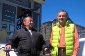 Vasile Dumbravă (stânga) a primit premiul cel mare din partea administratorului magazinului "La Pedale", Tiberiu Serdenciuc Vasile Dumbravă (stânga) a primit premiul cel mare din partea administratorului magazinului "La Pedale", Tiberiu Serdenciuc