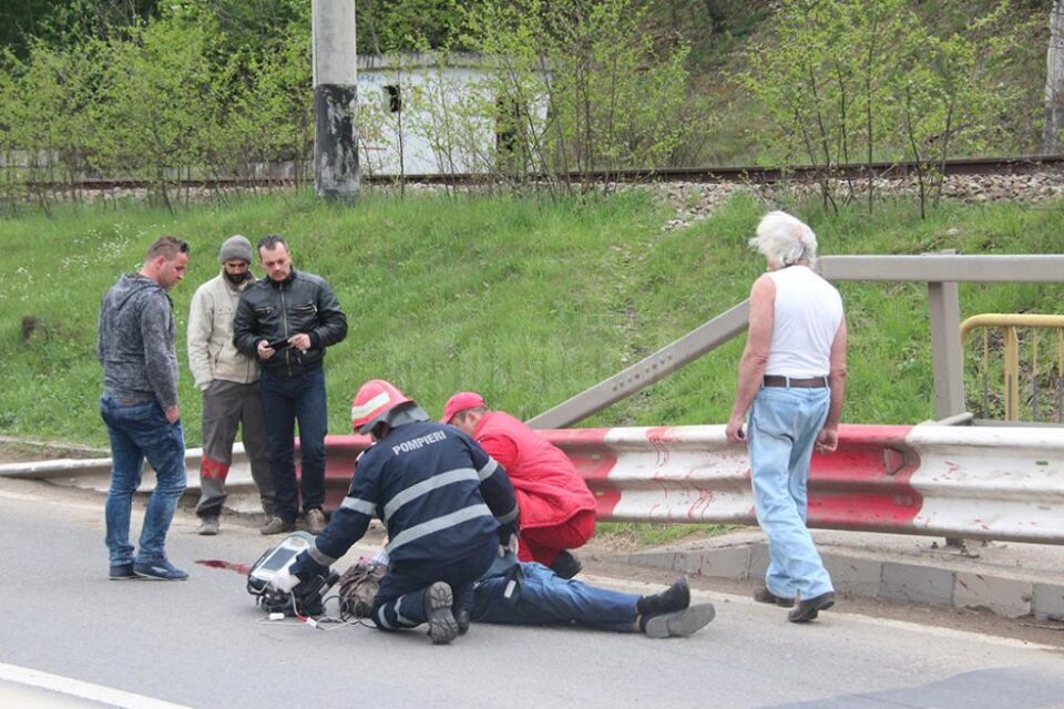 Tatăl omorât, fiul său rănit grav, după ce o mașină a intrat în ei în timp ce mergeau pe marginea drumului
