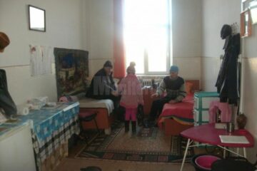 Bătrâni de la Căminul Solca, primind vizita unor copii