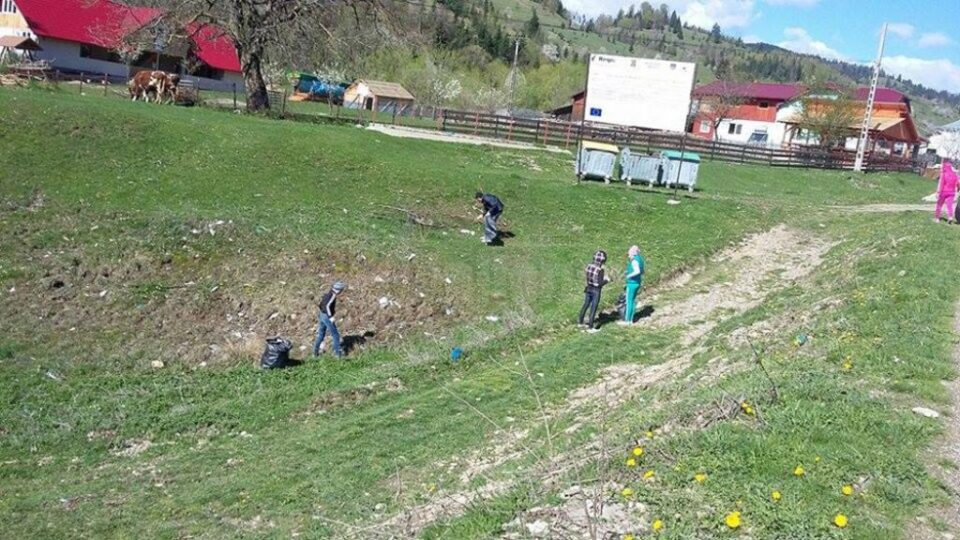 Amplă acțiune ecologică organizată de Școala Gimnazială „Krystyna Bochenek” din Poiana Micului