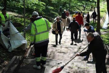Sute de voluntari au curățat vineri aleile și zonele adiacente, în parcul Șipote