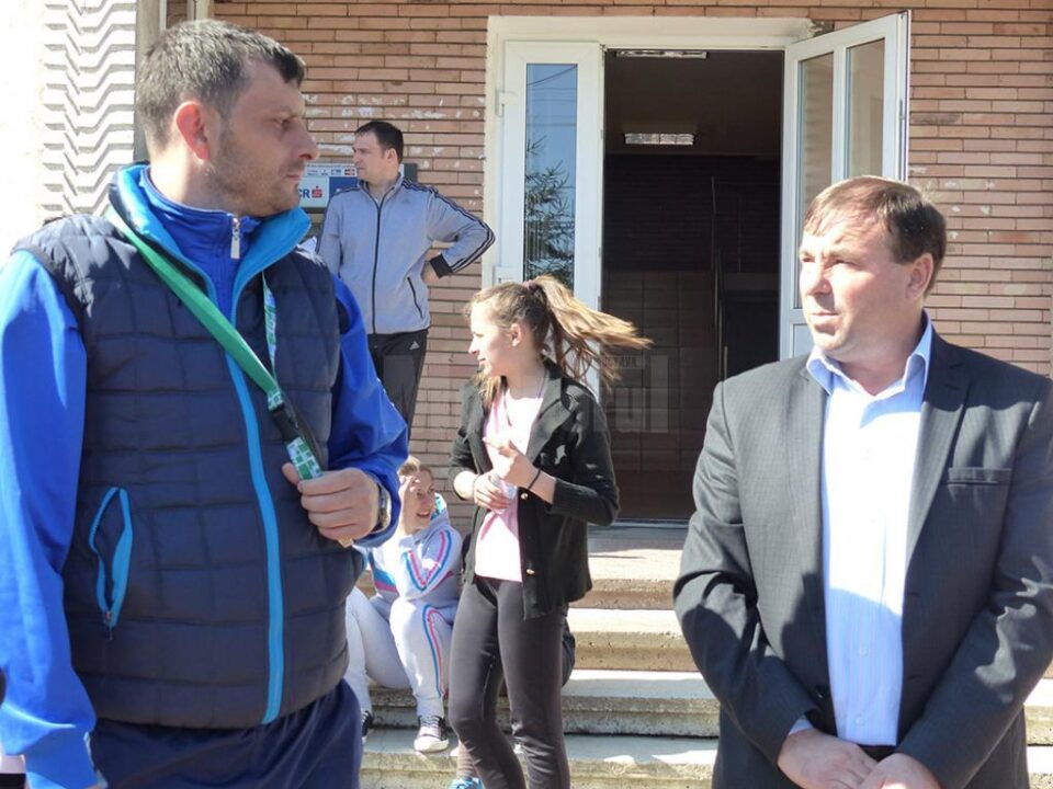 Primarul comunei Liteni, Tomiță Onisii, și profesorul de sport Maranda Demis
