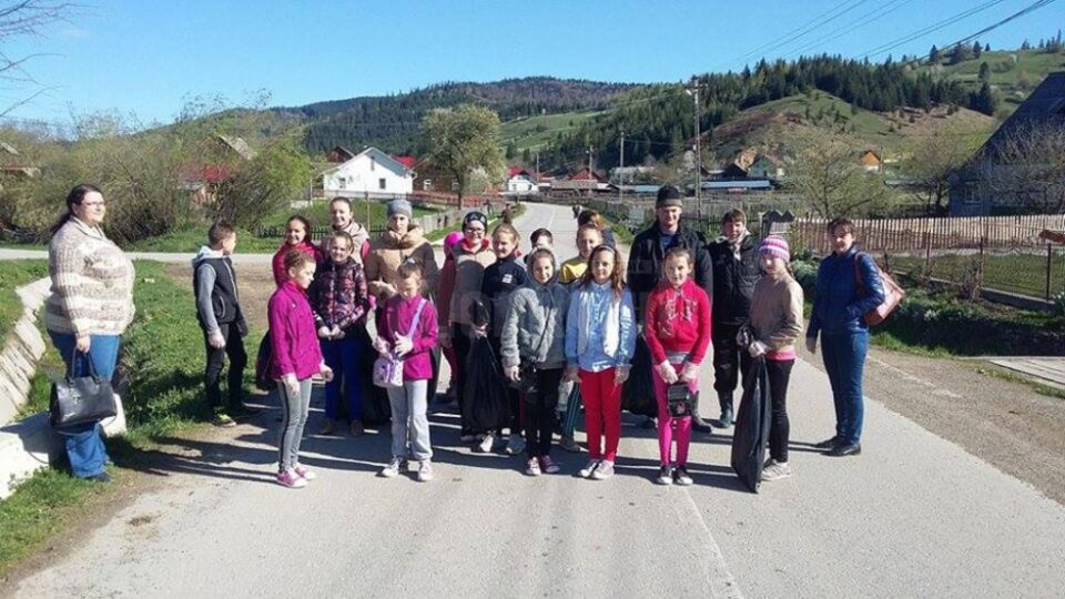 Amplă acțiune ecologică organizată de Școala Gimnazială „Krystyna Bochenek” din Poiana Micului