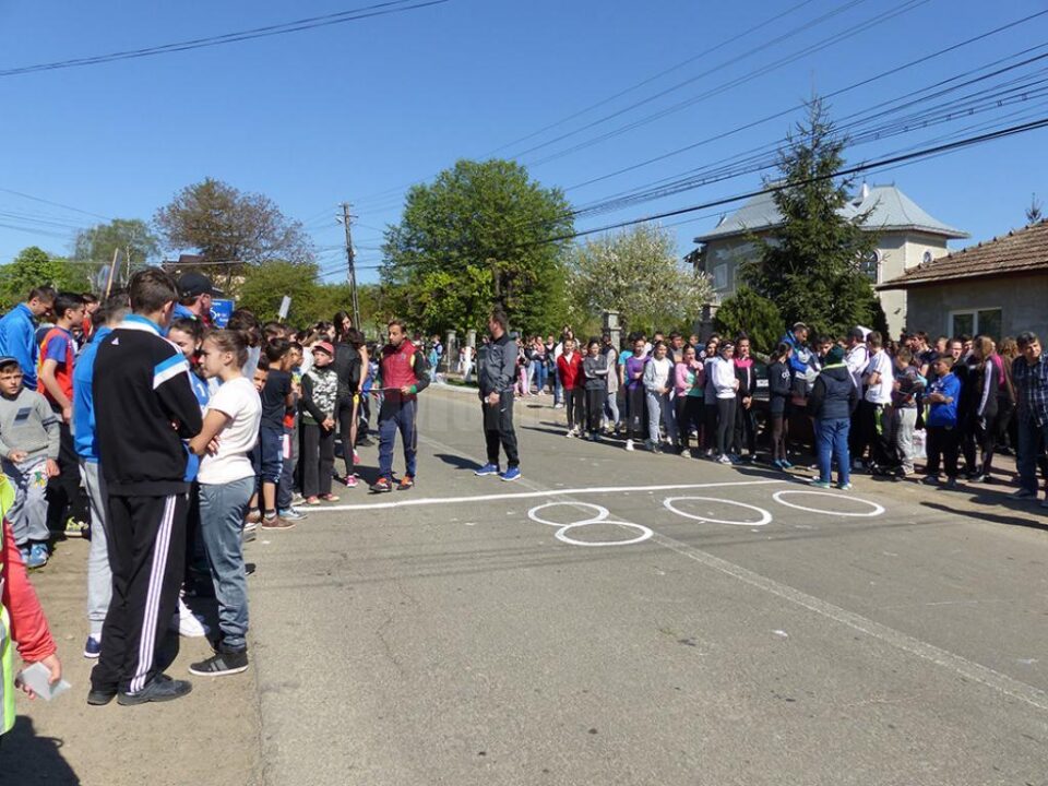 Peste 200 de elevi au fost prezenți la concursul de atletism „Viitorii campioni” organizat la Liteni