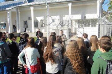 Elevi în vizită la centrul de refugiați