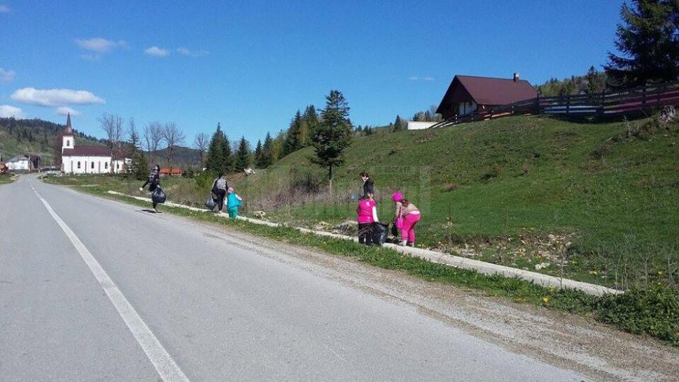 Amplă acțiune ecologică organizată de Școala Gimnazială „Krystyna Bochenek” din Poiana Micului