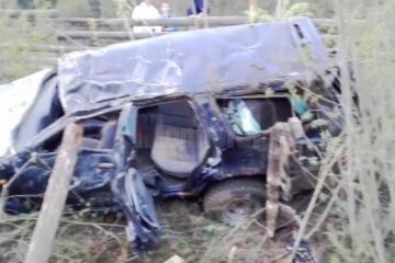 În urma impactului ambele mașini au fost proiectate în afara drumului