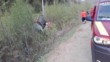 În urma impactului ambele mașini au fost proiectate în afara drumului