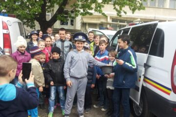 Peste 12.000 de copii s-au întâlnit cu polițiștii suceveni în cadrul programului „Școala altfel”