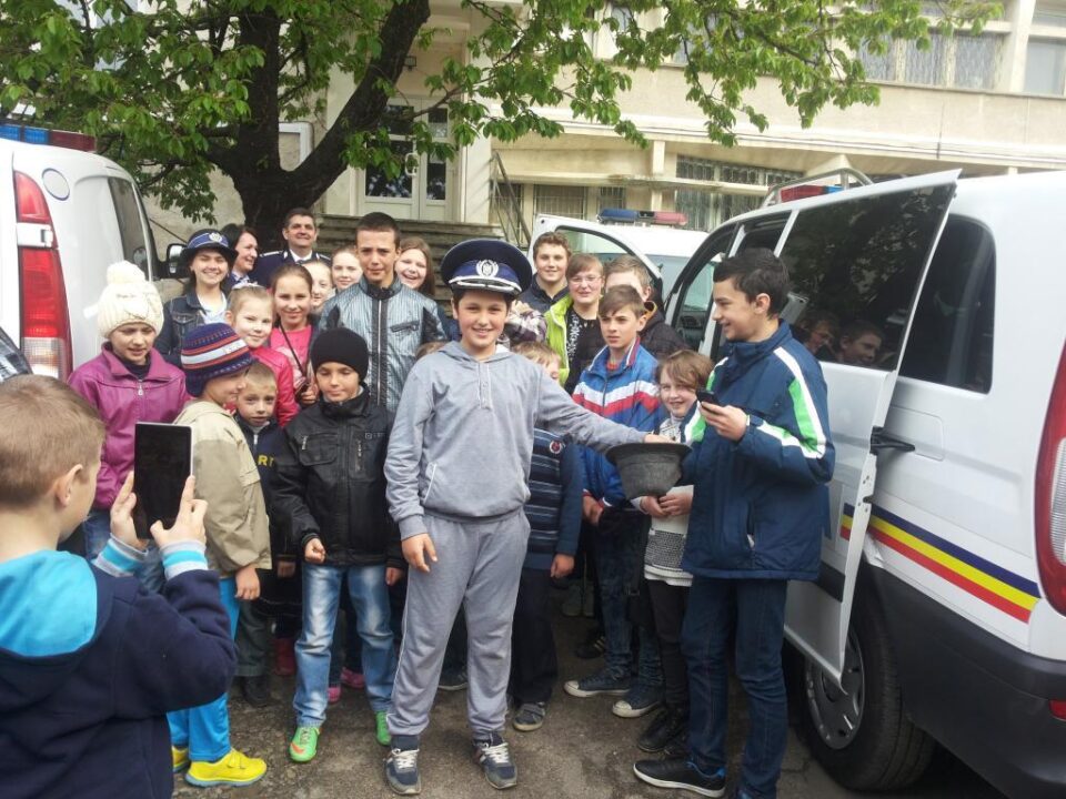Peste 12.000 de copii s-au întâlnit cu polițiștii suceveni în cadrul programului „Școala altfel”
