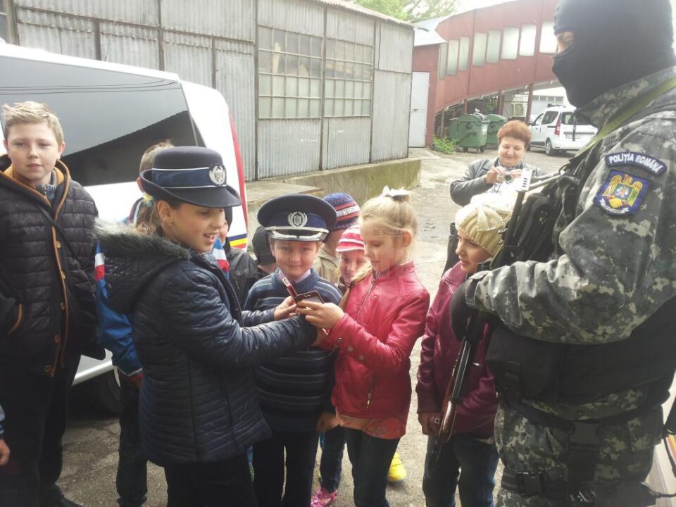 Peste 12.000 de copii s-au întâlnit cu polițiștii suceveni în cadrul programului „Școala altfel”