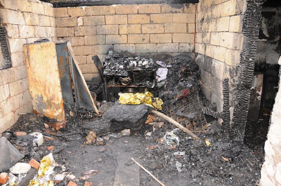 Doi soți au ars de vii în casa lor, într-un incendiu izbucnit în toiul nopții