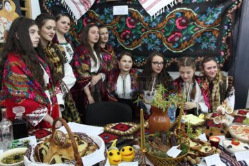 Tinere gospodine din Bucovina, cu ale lor creații culinare tradiționale