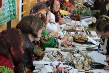 Festivalul ouălor încondeiate de la Moldovița a ajuns la cea de-a 10-a ediție, cea mai de succes