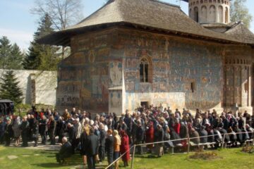 Hram la Voroneț, de Sf. Gheorghe, la 25 de ani de la reînființarea Mănăstirii Voroneț