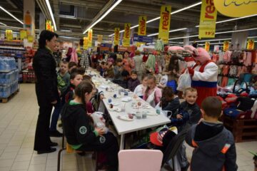 Aproximativ 300 de copii au încondeiat ouă, au făcut desene și au primit „surprize dulci” de la Real Suceava