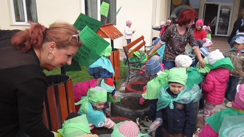 Acțiune de ecologizare, organizată de Grădinița Nr. 3 „Dumbrava Minunată” Dumbrăveni Acțiune de ecologizare, organizată de Grădinița Nr. 3 „Dumbrava Minunată” Dumbrăveni