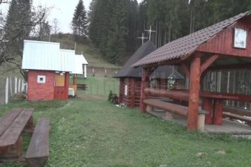Schitul pustnicului, aflat aproape de Ucraina, pe raza satului Costivela, comuna Ulma