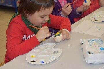 Aproximativ 300 de copii au încondeiat ouă, au făcut desene și au primit „surprize dulci” de la Real Suceava