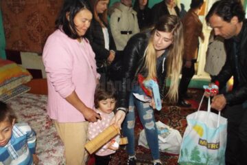 O familie necăjită din Liteni, ajutată cu alimente și îmbrăcăminte, în cadrul Campaniei „Vestitorii Primăverii”