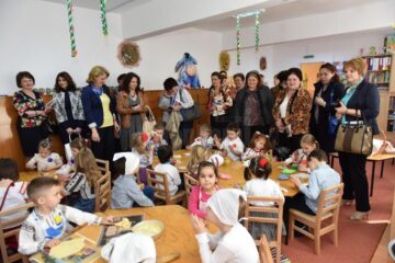Sute de cadre didactice și preșcolari, implicați în Campania județeană ,,De la noi din Bucovina”