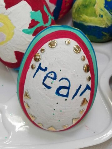 Aproximativ 300 de copii au încondeiat ouă, au făcut desene și au primit „surprize dulci” de la Real Suceava