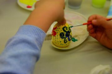 Aproximativ 300 de copii au încondeiat ouă, au făcut desene și au primit „surprize dulci” de la Real Suceava