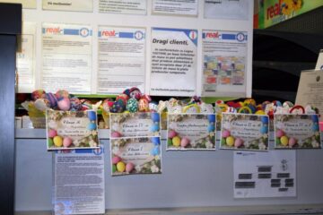 Aproximativ 300 de copii au încondeiat ouă, au făcut desene și au primit „surprize dulci” de la Real Suceava