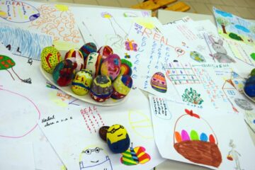 Aproximativ 300 de copii au încondeiat ouă, au făcut desene și au primit „surprize dulci” de la Real Suceava