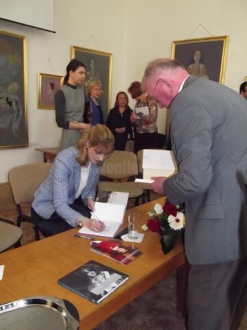 Prezentare de carte regală, la Biblioteca Bucovinei „I.G. Sbiera”